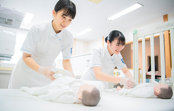 赤ちゃんの抱き方・おむつ交換